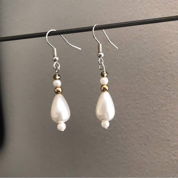 Earrings handcrafted of Vintage faux pearls - Picture 2 of 2